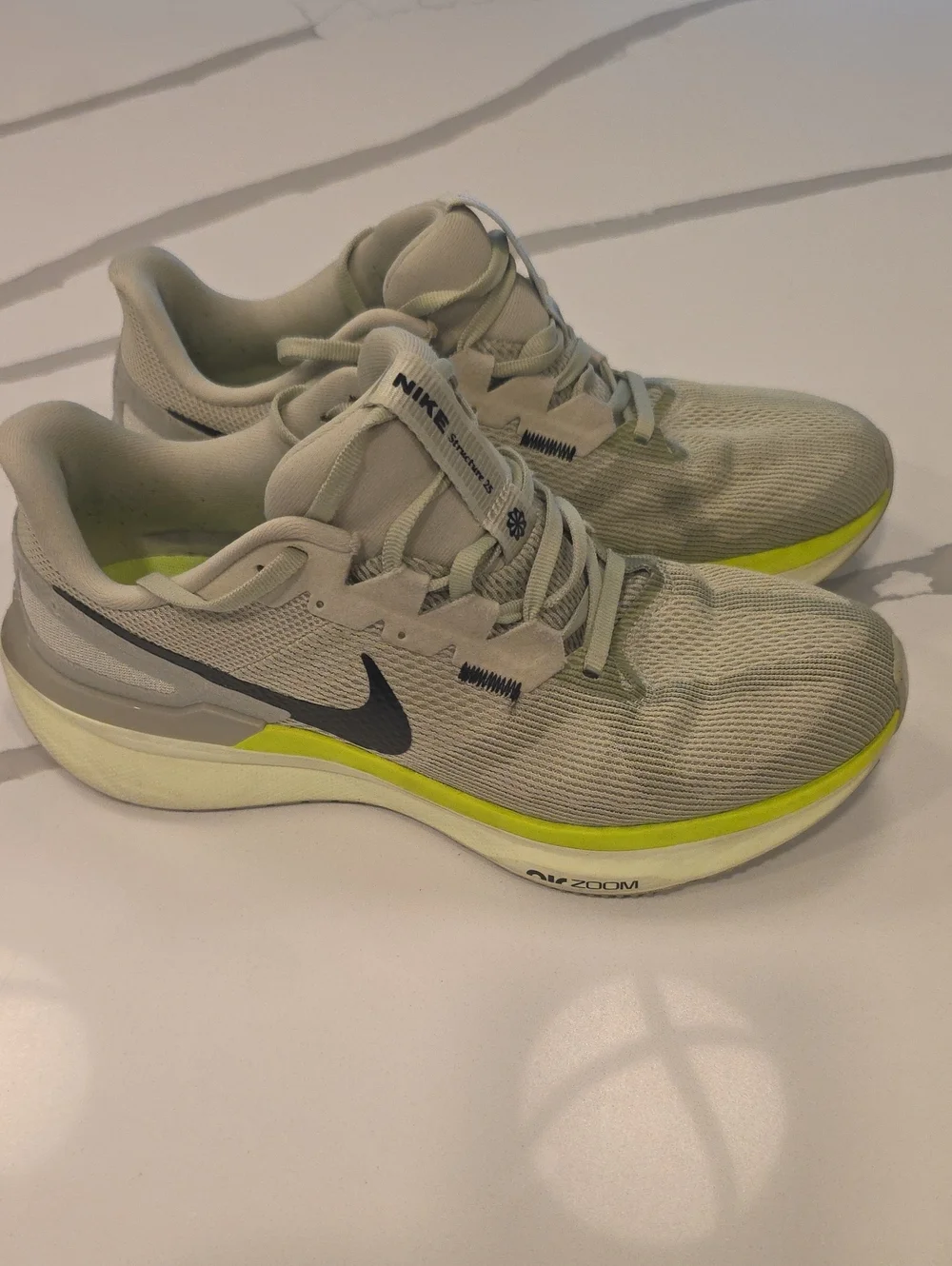 Nike Men’s 8.5 STRUCTURE 25 Light Green and Neon Yellow Running Shoes